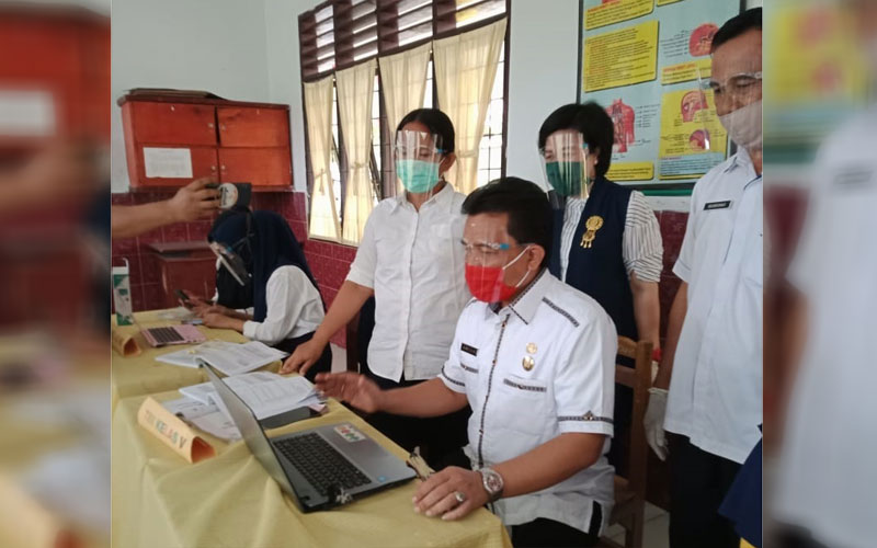 istimewa/sumut pos ZOOM: Kadisdik Medan, Adlan sedang berdialog via zoom dengan para siswa SDN 066654, Medan Helvetia.