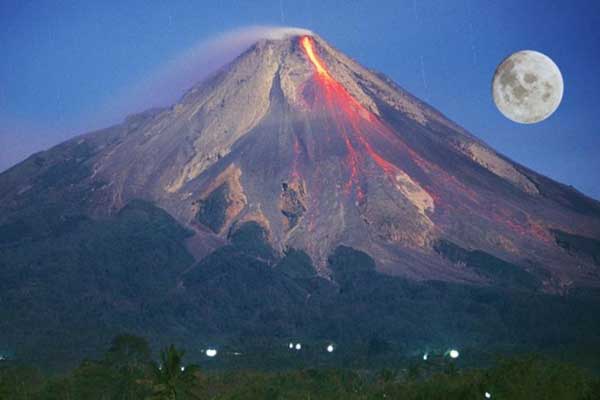 GUNUNG MERAPI: Kepala BPPTKG, Hanik Humaida, menyebutkan tingkat aktivitas Gunung Merapi masih tinggi dan belum menunjukkan penurunan, Selasa (17/11). Status Gunung Merapi level III atau siaga. Gunung bisa sewaktu-waktu meletus.