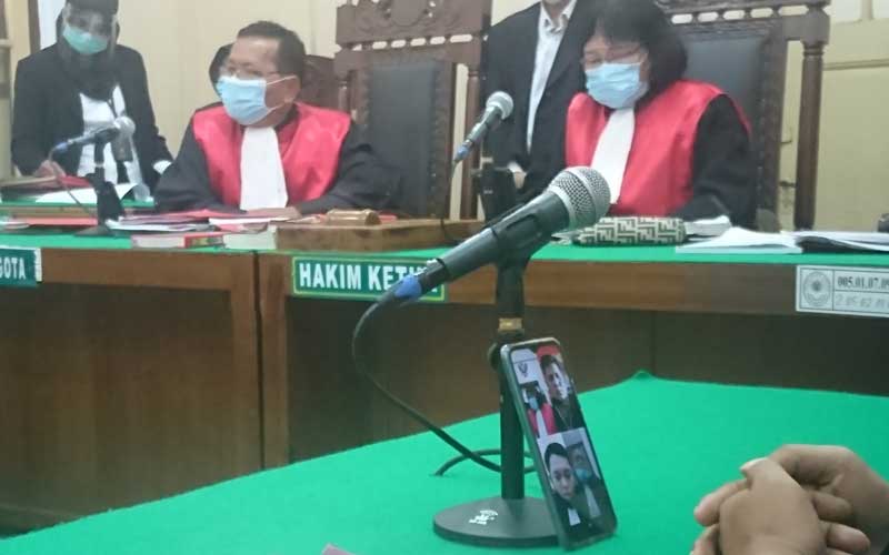 SIDANG: Andi Arvino (VC) oknum polisi terdakwa kasus sabu, menjalani sidang tuntutan, Selasa (24/11).gusman/sumut pos.