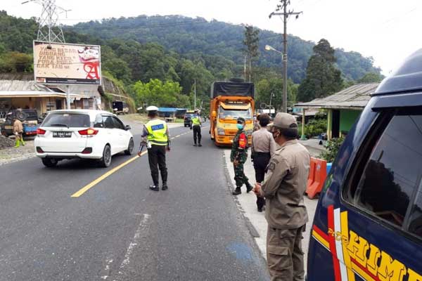 OPERASI: Babinsa Koramil 03/Berastagi Bersama Polri, Satpol PP, dan Dishub Kabupaten Karo melakukan  operasi yustisi penegakan disiplin protokol kesehatan di simpang pemandian Sidebuk-debuk, Jalan Jamin Ginting, Desa Doulu, Kecamatan Berastagi, Kabupaten