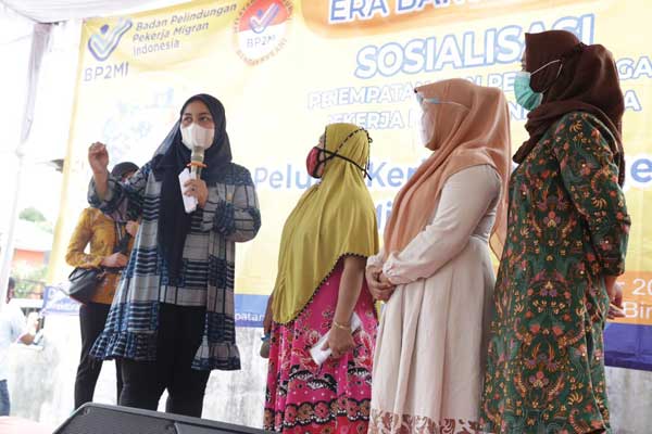 SOSIALISASI: Anggota DPR RI, Delia Pratiwi br Sitepu, saat menyampaikan sosialisasi kepada masyarakat di Lingkungan 3, Kelurahan Rambung Dalam, Kecamatan Binjai Selatan, Kota Binjai baru-baru ini.TEDDY AKBARI/SUMUT POS.