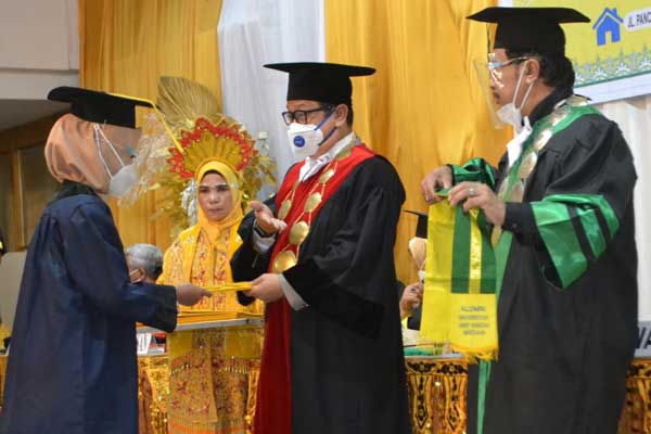 SESI PAGI: Prof Dr Tarmizi SH MHum mewisuda lulusan, Sabtu pagi.