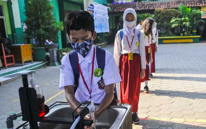 CUCI TANGAN:  Siswa SD mencuci tangan dengan sabun di sekolahnya. Mulai Januari 2021, pemerintah mengizinkan belajar tatap muka di sekolah dengan tetap menerapkan protokol kesehatan.
