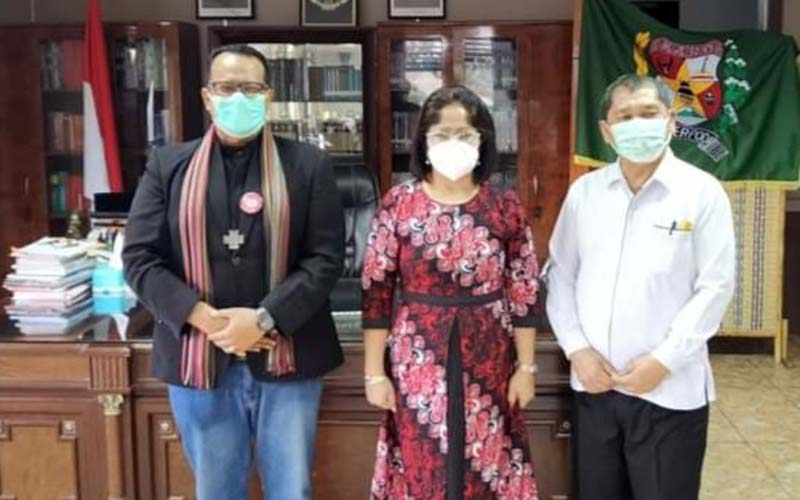 BERSAMA: Anggota DPD RI Bedikenita Putri br Sitepu, diabadikan bersama Bupati Karo Terkelin Brahmana dan Pendeta Marsada Sinukaban, Selasa (15/12). SOLIDEO/SUMUT POS.