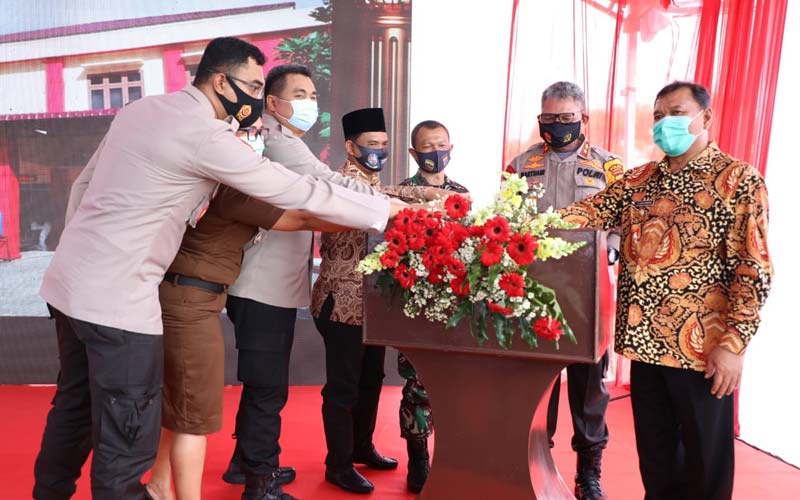 RESMIKAN: Kapolda Sumut, Irjen Pol Drs Martuani Sormin MSi, Bupati Deliserdang H Ashari Tambunan, Anggota DPRD Kabupaten Deliserdang Kustomo bersama unsur Muspida, memencet sirine tanda peresmian gedung baru Polsek Patumbak.