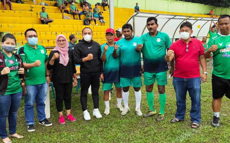 LAGA AMAL: Gubsu Edy Rahmayadi bersama manajemen PSMS saat laga amal untuk Parlin Siagian.