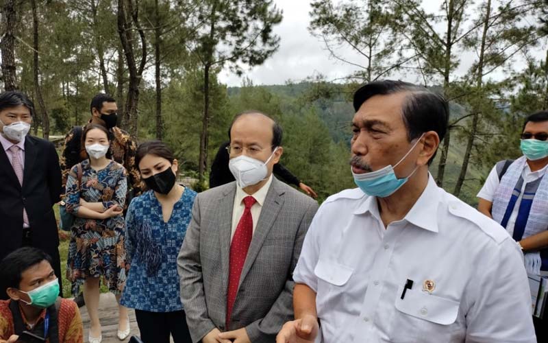 INVESTASI: Menko Kemaritiman dan Investasi Luhut Binsar Panjaitan bersama Dubes Tiongkok untuk Indonesia Xiao Qian saat berada di kawasan Danau Toba.istimewa/sumutpos.