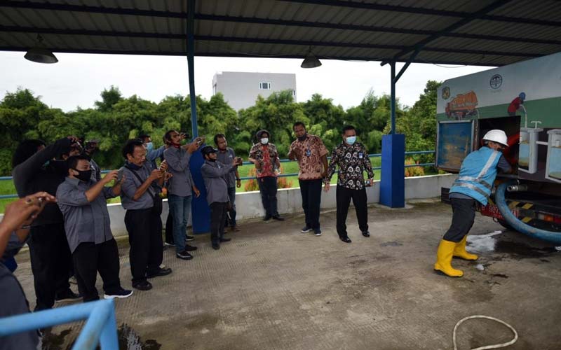 OLAH LIMBAH: Sejumlah wartawan mengabadikan proses pengolahan limbah tinja yang disedot dari mobil tangki ke bak screen pemisah di IPLT PDAM Tirtanadi, Jumat (18/12).