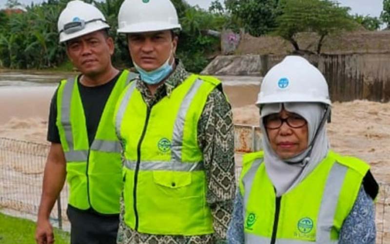 TINJAU: Dirut PDAM Tirtanadi Kabir Bedi (tengah) berada di depan tanggul IPAM Sunggal yang masih berdiri kokoh pascabanjir.