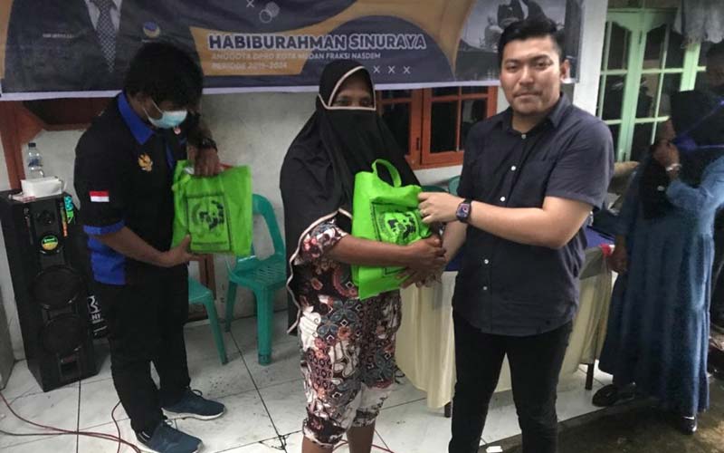 SOSIALISASI: Anggota DPRD Medan, Habiburrahman Sinuraya saat  Sosialisasi Perda No.6/2015 tentang Pengelolaan Sampah, di Kecamatan Sunggal, Minggu (21/12).Markus/sumutpos.
