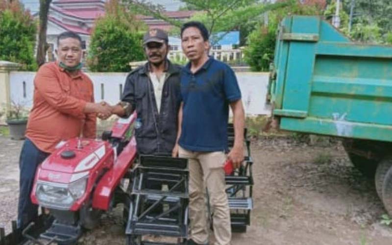 BANTUAN: Wakil Ketua Komisi 8 DPR RI Marwan Dasopang, melalui Relawan Mardas Kabupaten Labuhanbatu, saat memberikan bantuan alsintan berupa hand tracktor kepada Poktan Damser Desa Sei Pegantungan, Kecamatan Panai Hilir, Kabupaten Labuhanbatu, baru-baru in
