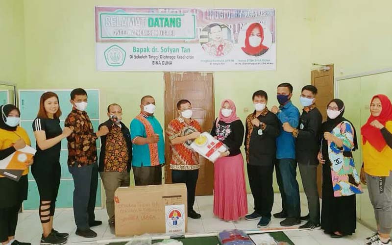 BINA GUNA: Ketua STOK Bina Guna Medan dr Hj Liliana Puspa Sari SPd MKes (kanan) menerima bantuan peralatan latihan olahraga dari dr Sofyan Tan.