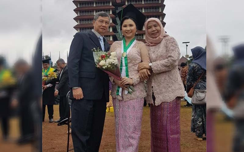 KELUARGA: Sekdaprovsu Dr Hj Sabrina bersama keluarga saat  wisuda putri bungsu menjadi dokter gigi pada Februari 2020.SABRINA FOR SUMUT POS.