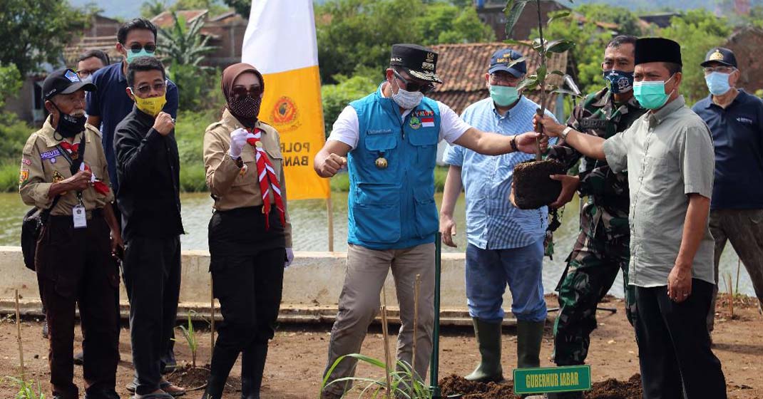 TANAM: Gubernur Jawa Barat Ridwan Kamil, saat menanam pohon di Sektor 6 DAS Citarum, Kecamatan Bojongsoang, Kabupaten Bandung, baru-baru ini.