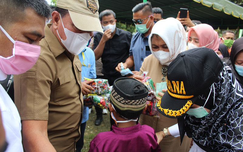 SERAHKAN: Gubernur Sumut Edy Rahmayadi didampingi Ketua TP PKK Sumut, saat menyerahkan bantuan.