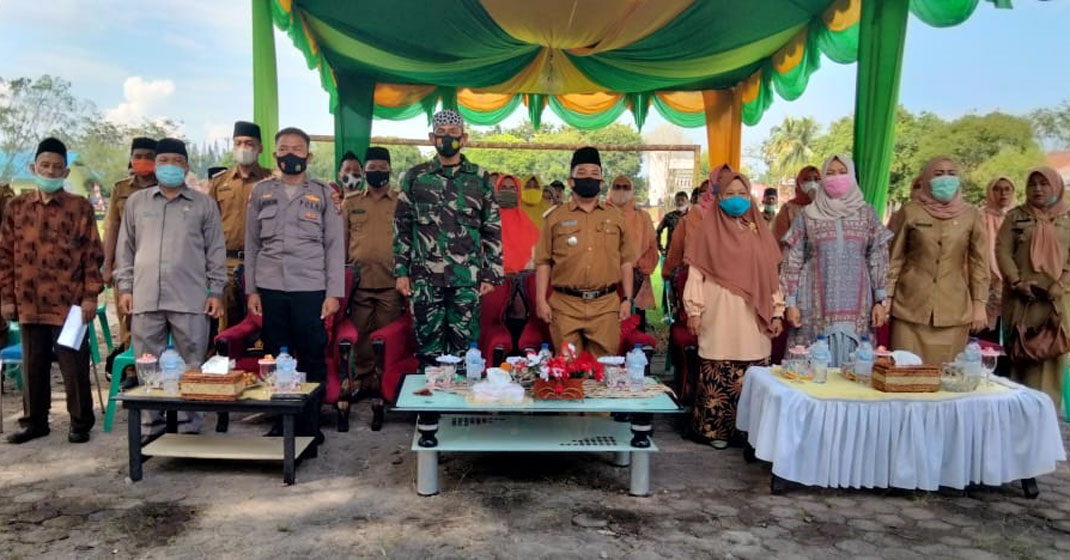 PEMBUKAAN: Camat Kota Kisaran Barat Lukman Hakim dan unsur Forkopimcam pada acara pembukaan MTQ dan Festival Nasyid ke-52 tingkat Kecamatan Kota Kisaran Barat, Selasa (26/1).