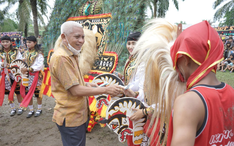 SAPA: Bupati Asahan H Surya, menyapa pelaku kesenian pada Gebyar Seni Budaya Reog Gembong Bawono di Jalan Langsat, Kelurahan Sentang, Kecamatan Kisaran Timur, Kabupaten Adahan, Sabtu (2/1).