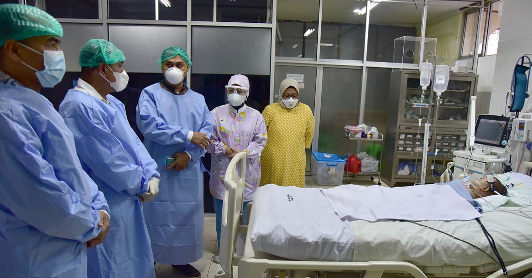 JENGUK :Gubsu Edy Rahmayadi menjenguk bayi kembar siam asal Labuhanbatu, Adam dan Aris di RSUP H Adam Malik, Jumat (22/1). Kondisi kedua bayi tersebut secara medis tidak memiliki masalah.