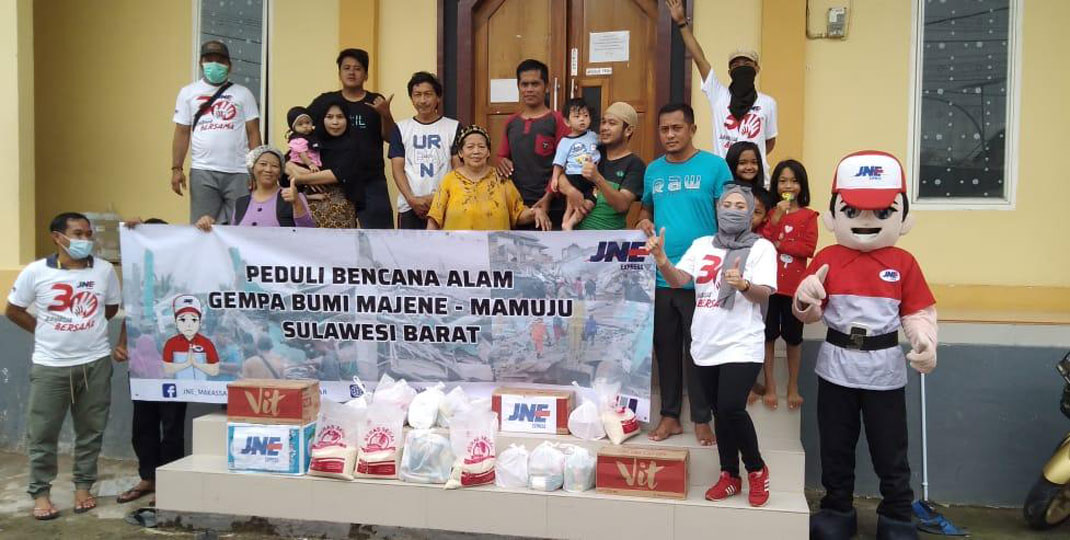 BANTUAN: Karyawan JNE saat menyerahkan bantuan kepada masyarakat yang terkena dampak gempa di Mamuju, Sulawesi Barat, beberapa waktu yang lalu.