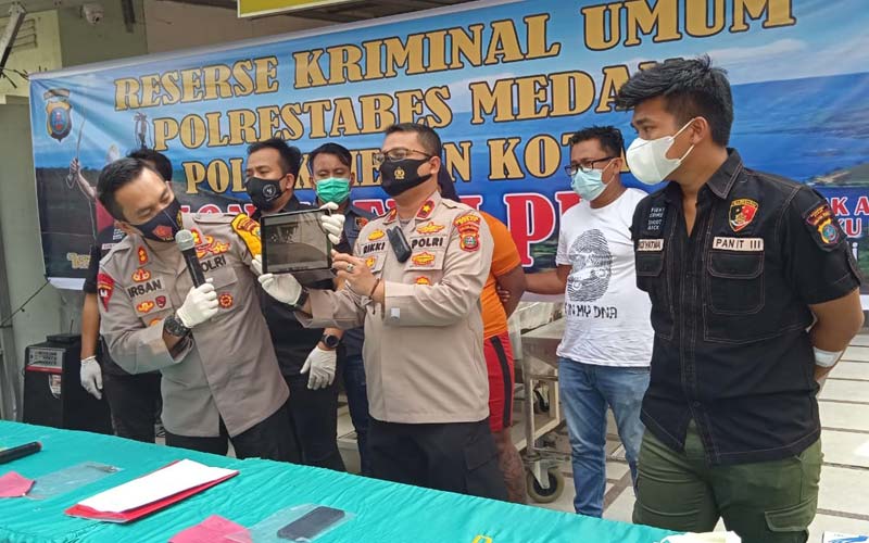 PAPARAN: Wakapolrestabes Medan AKBP Irsan Sinuhaji, didampingi Kapolsek Medan Kota Kompol Rikki Ramadhan, saat paparan di RS Bhayangkara Medan,  Jumat (8/1).