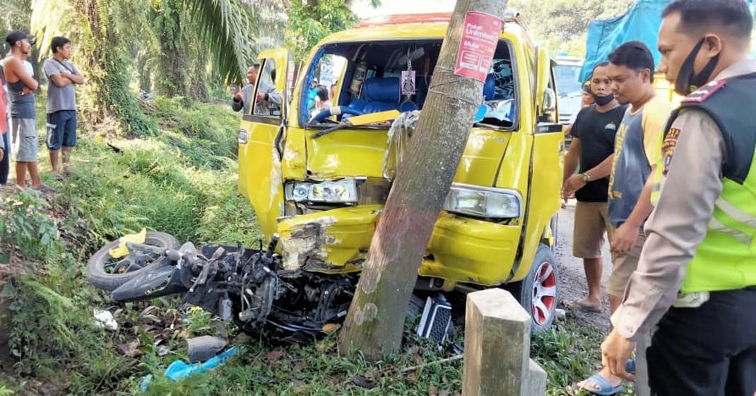 OLAH TEMPAT KEJADIAN PERKARA:  Petugas kepolisian melakukan olah tempat kejadian  perkara (Olah TKP) pengendara sepedamotor yang tewas ditabrak mobil angkutan di Jalan Binjai-Kuala Pasar VI, Desa Padangbrahrang, Selesai, Langkat, Kamis (14/1). TEDDY AKBAR