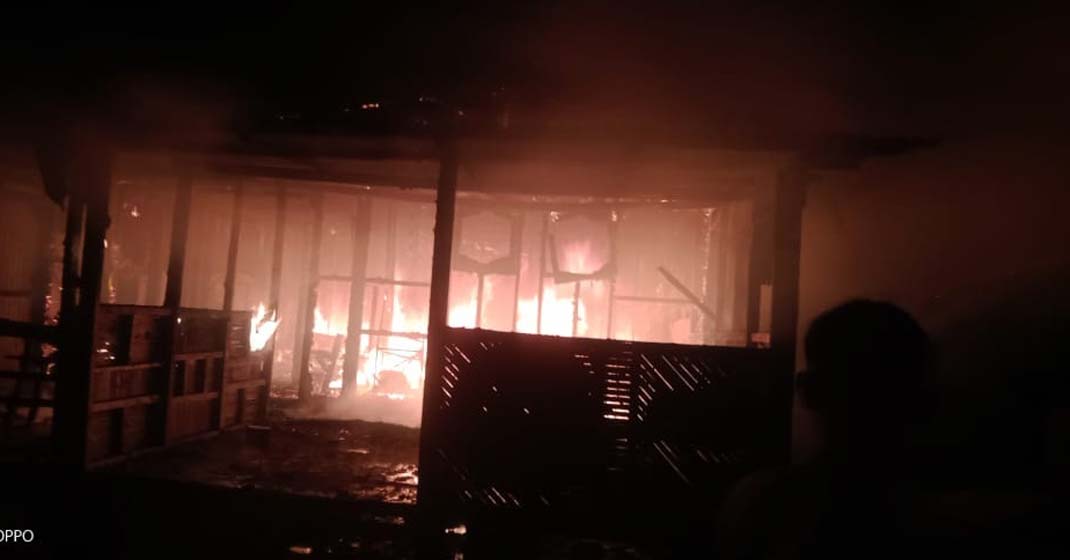 KEBAKARAN: Satu unit rumah semi permanen terbakar di Lorong Pemancar, Medan Belawan, Kamis (12/1).fachril/sumu tpos.