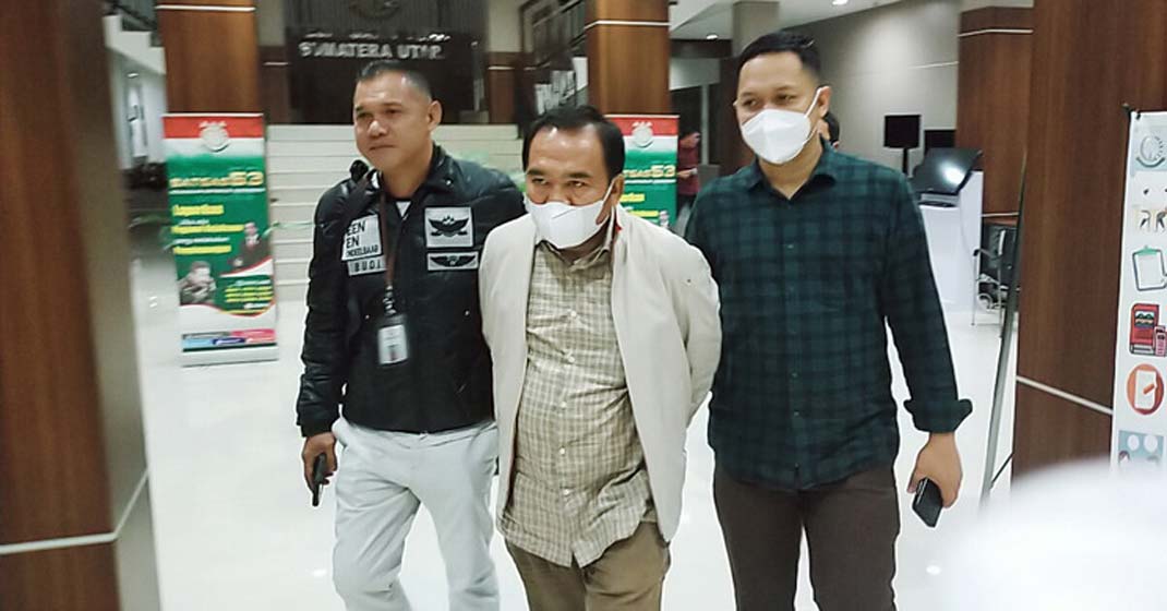 DIAMANKAN: Ketua Inkindo Sumut, Ir Pendi Sebayang MT terpidana kasus korupsi saat diamankan petugas, Rabu (21/1) malam.