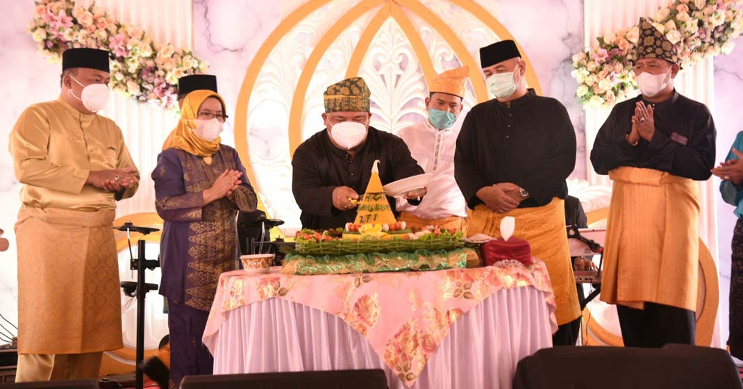 POTONG TUMPENG: Bupati Langkat, Terbit Rencana PA memotong tumpeng Hari Jadi ke-271 Langkat.elyas/ SUMUT POS.