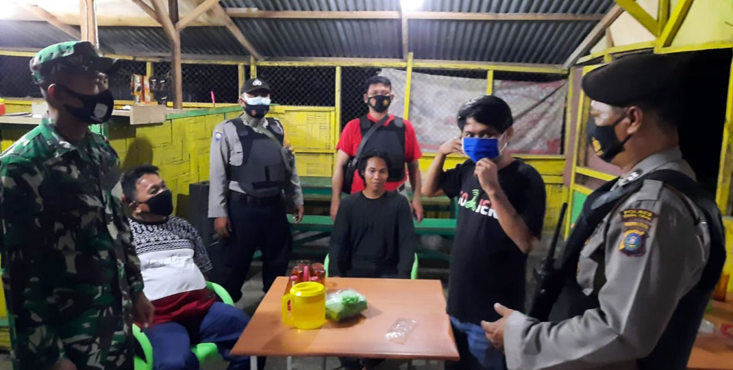 Operasi Yustisi: Jajaran anggota Polsek Dolok Merawan dipimpin Kapolsek AKP Asmon Bufitra bersama TNI melakukan operasi yustisi.SOPIAN/SUMUT POS.