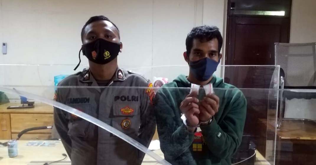 DIBORGOL: KF (kanan) warga Jalan Rawa Gang Hidayah Kelurahan Tegal Sari Mandala II Medan Denai diborgol usai diamankan petugas Polrestabes Medan.