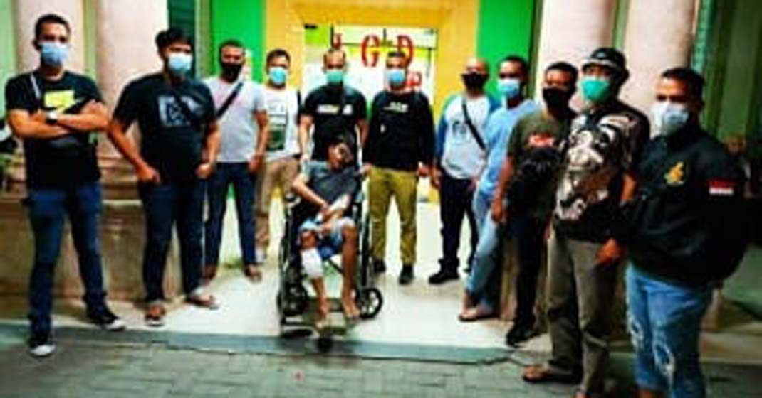 DITEMBAK: Ilham duduk dikursi roda dengan kaki diperban karena mencuri truk PT SPA. teddy akbari/sumut pos.
