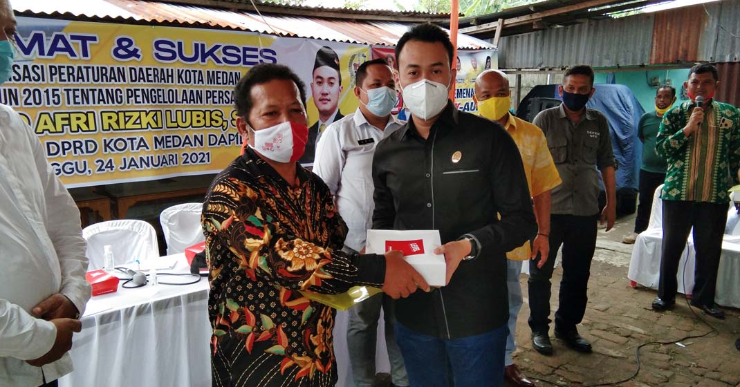 SOSIALISASI: Anggota DPRD Medan Rizki Lubis, berfoto usai sosialisasi  pengeloaan persampahan di Jalan Karya Sejati, Medan Polonia, Minggu (24/1) siang.markus/sumutpos.