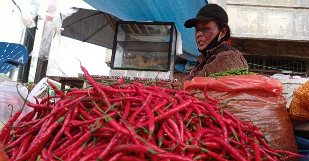 DIABADIKAN:  Pedagang cabai  di Pusat Pasar Kota Medan sedang menunggu pembeli. Saat ini, harga cabai merah sudah turun menjadi Rp28 ribu per kilogram dari Rp40 ribu per kilogram. Hal ini dikarenakan stok cabai di petani sudah melimpah.BAGUS SP/Sumut Pos.