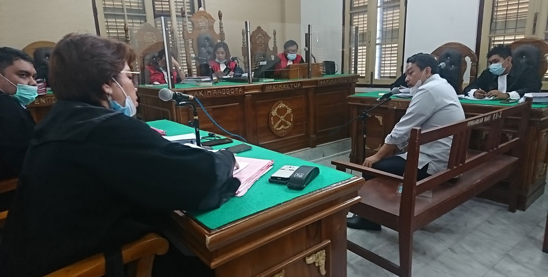 SAKSI: Anggota DPR RI Rudi Hartono Bangun, saat memberikan kesaksian di PN Medan, Senin (1/2).