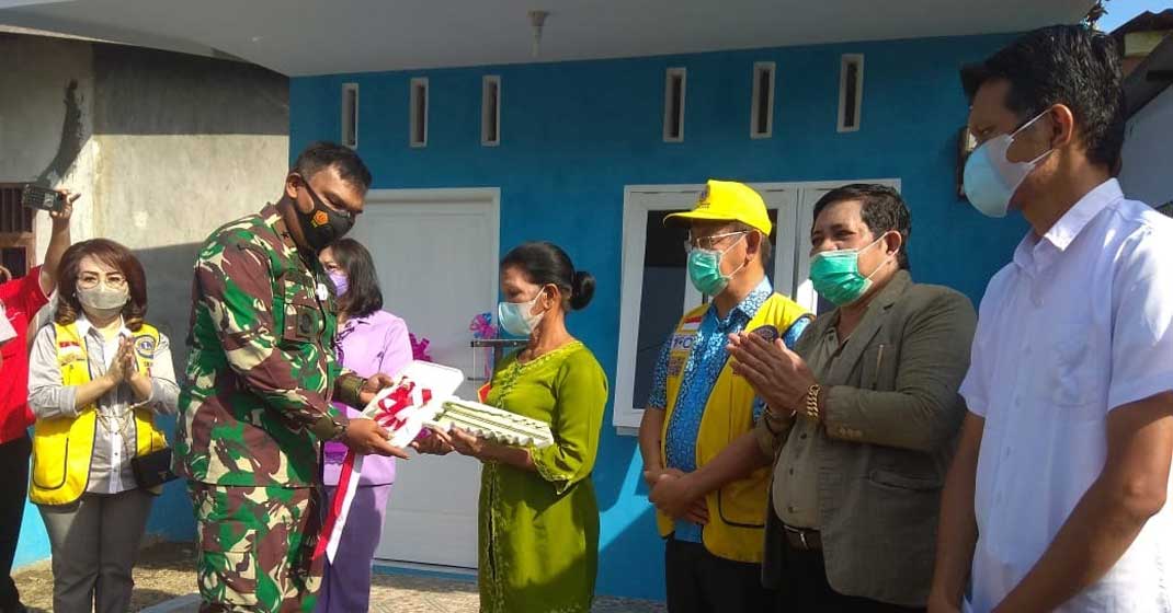SIMBOLIS: Pangkosek-hanudnas III Marsma TNI Esron SB Sinaga, saat menyerahkan secara simbolis kunci rumah kepada Adelina boru Gultom, dalam acara peresmian di depan rumah yang menjadi apik usai dibedah, Rabu (3/2).
