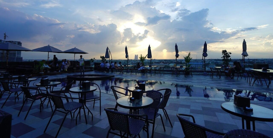 BERSANTAI: Pengunjung saat bersantai di Cello Pool Bar di De Paris Hotel Jalan Danau Marsabut, Kelurahan Sei Agul, Kecamatan Medan Barat. De Paris Hotel dan Cello Pool Bar diketahui tidak memiliki izin beroperasi.