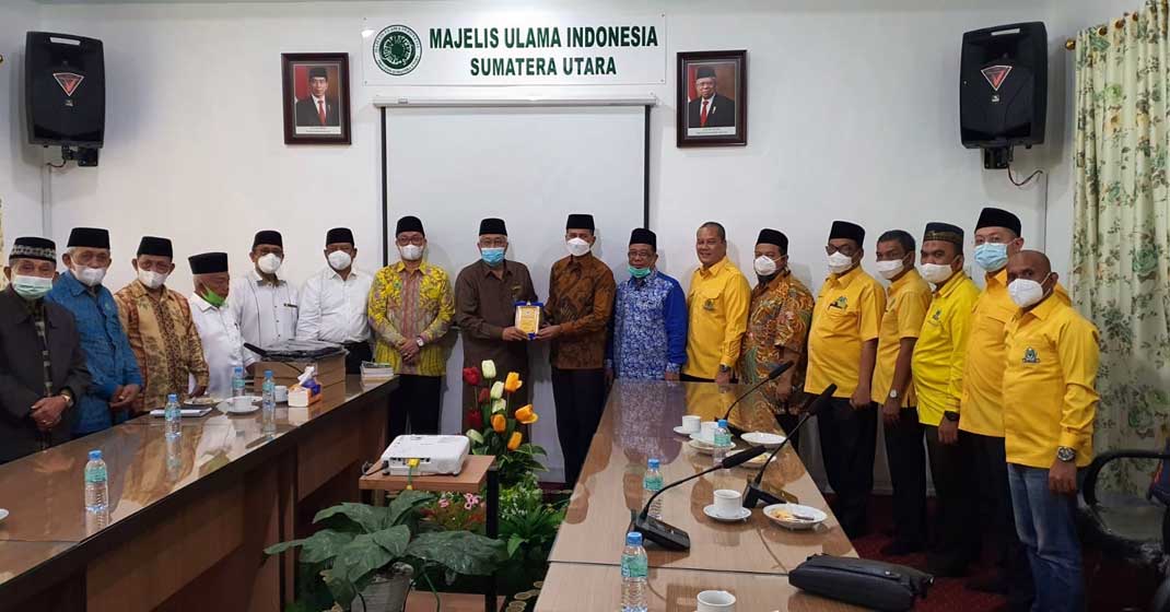 CENDERAMATA: Ketua DPD I Golkar Sumut Musa Rajekshah serahkan cenderamata kepada Ketua MUI Sumut H Maratua Simanjuntak di Kantor MUI Sumut, Senin (22/2).istimewa/sumu tpos.
