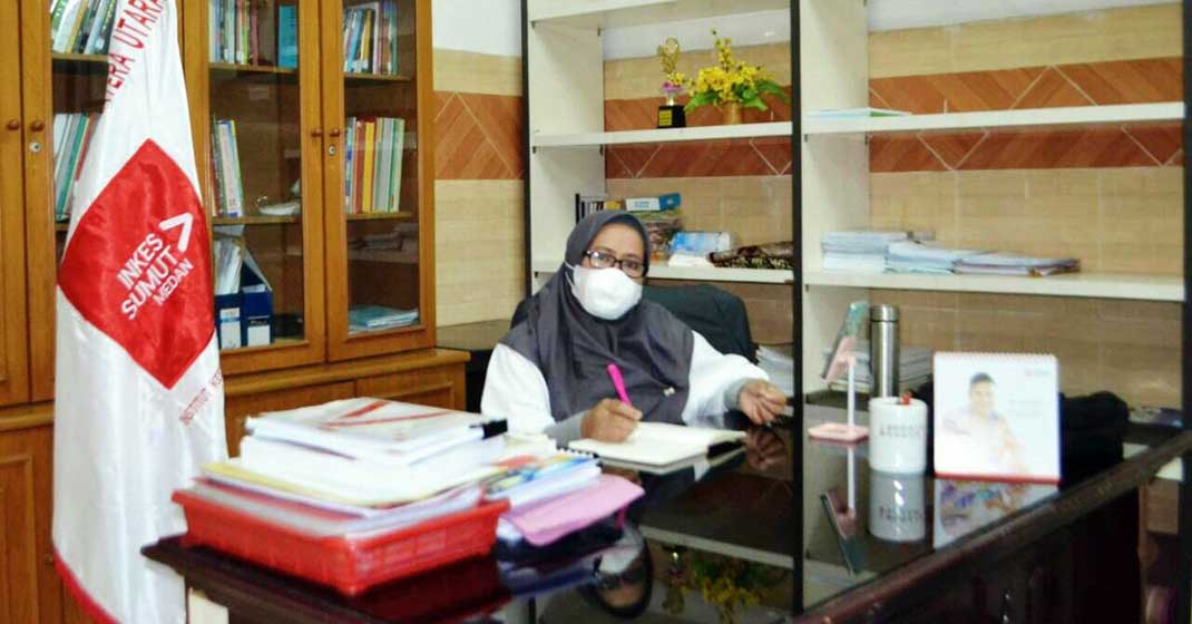 INKES SUMUT: Rektor Institut Kesehatan Sumatera Utara Diana Sembiring SKM MKes di ruang kerjanya.
