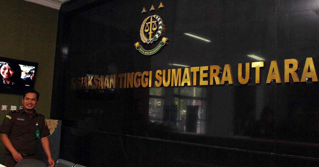 RUANG PIKET: Pegawai Kejatisu saat berada di ruang piket.