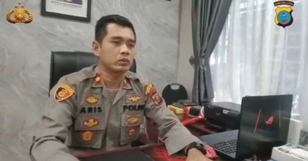 RUANG KERJA: Kapolsek Medan Baru Kompol Aris Wibowo SIK, saat di ruangan kerjanya, beberapa waktu lalu.
