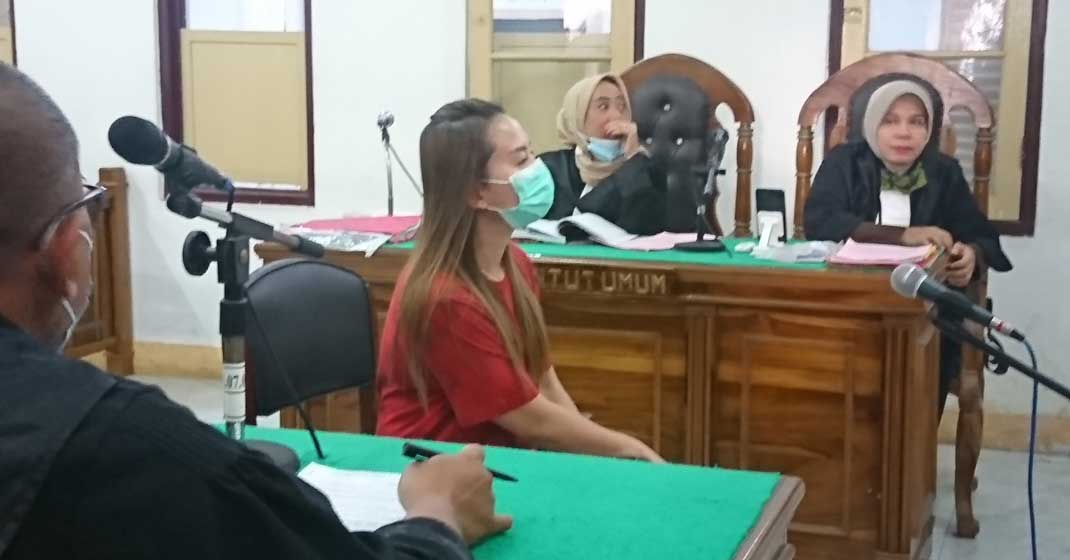 SAKSI: Pinktjoe Josielynn, saksi korban memberikan keterangan dalam kasus pencemaran nama baik, Rabu (17/2).