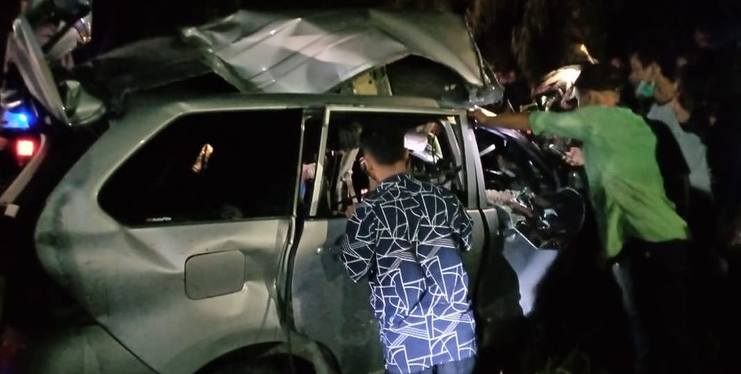 SOPIAN/SUMUT POS Kondisi: Mobil Toyota Avanza yang Lakalantas kondisi ringksek oyota Avanza yang Lakalantas kondisi ringsek.