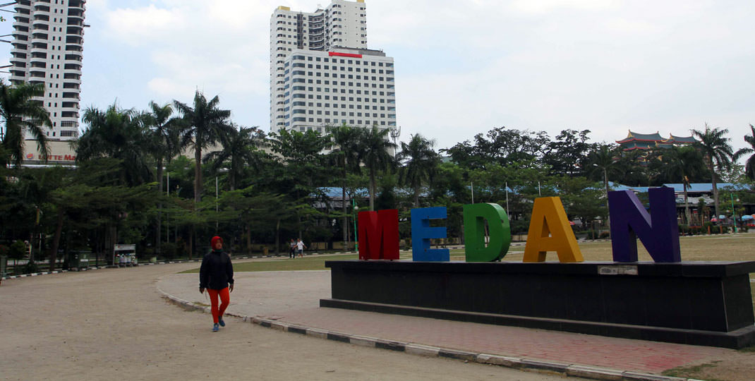 OLAHRAGA: Seorang warga saat berolah raga sore di area Lapangan Merdeka Medan, belum lama ini.