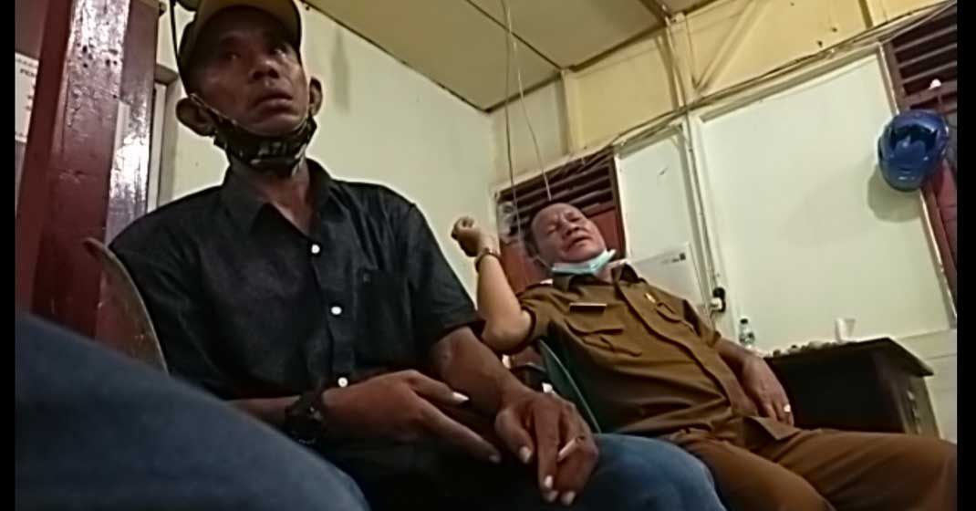 DINAS: Oknum ASN inisial TAH yang memakai baju dinas ASN.