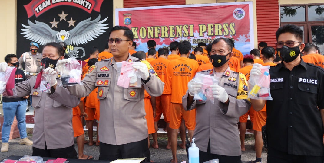 PAPARAN: Kapolres Tebingtinggi AKBP Agus Sugiyarso saat paparan penangkapan 35 tersangka kepemilikan narkotika di Mapolres Tebingtinggi, Rabu (24/2).SOPIAN/SUMUT POS.
