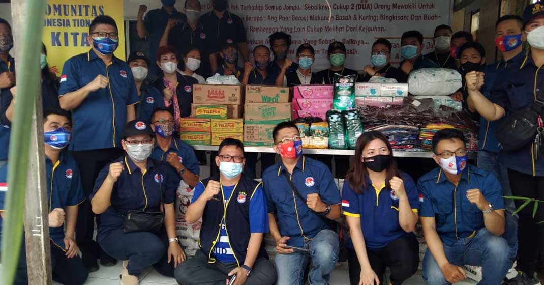 BAGI SEMBAKO: Komunitas Indonesia Tionghoa (KITA) membagikan 500-an paket sembako kepada warga kurang mampu di enam titik di Sumatera Utara, Kota Medan, Langkat, dan Deliserdang, Minggu (7/2).ILYAS EFFENDY/ SUMUT POS .