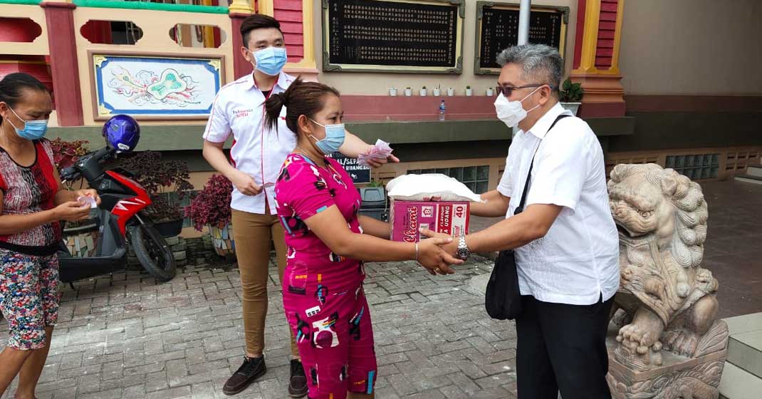 BANTUAN: Anggota DPRD Sumut, Sugianto Makmur dan Anggota DPRD Binjai, Ryan Wijaya menyerahkan bantuan sembako kepada warga di Kota Binjai, Sabtu (30/1)  jelang Perayaan Imlek 2021.