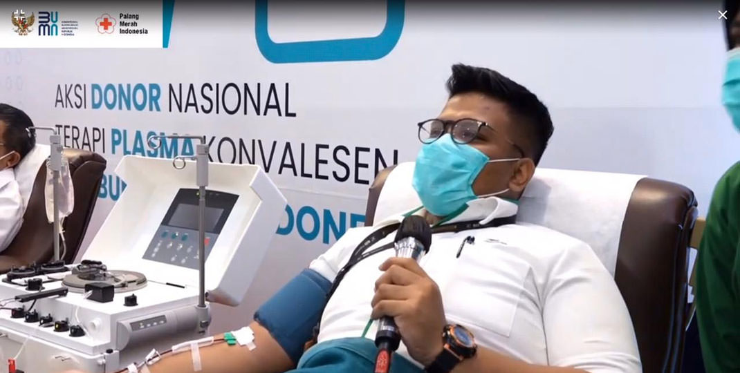DONOR: Karyawan Pegadaian, Ardhano Priatama saat mengikuti program Plasma BUMN Untuk Indonesia.