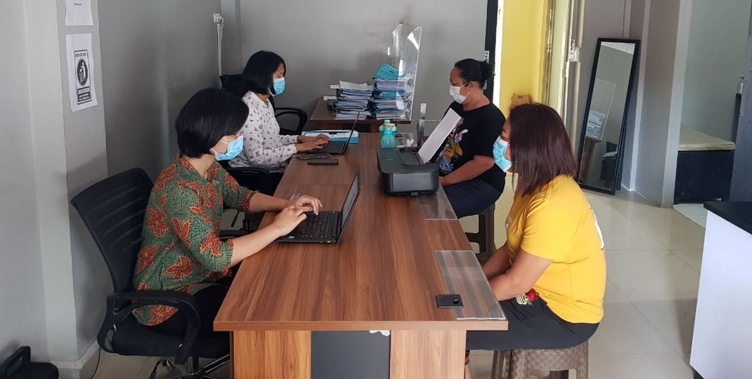 PERIKSA TERSANGKA: Dua tersangka bidan yang menjadi tersangka perdagangan bayi di Medan menjalani pemeriksaan di Polda Sumut, beberapa waktu lalu.