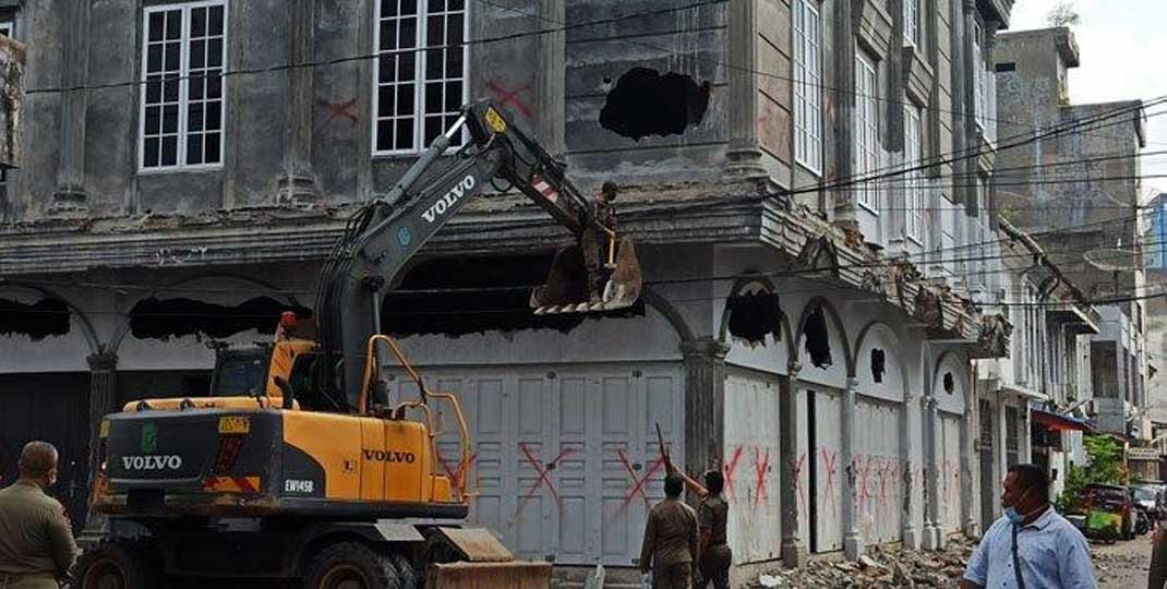 BONGKAR: Pemko Medan membongkar bangunan di Jalan Hindu VII, yang dipimpin Wali Kota Medan, Bobby Afif Nasution.istimewa/sumu tpos.